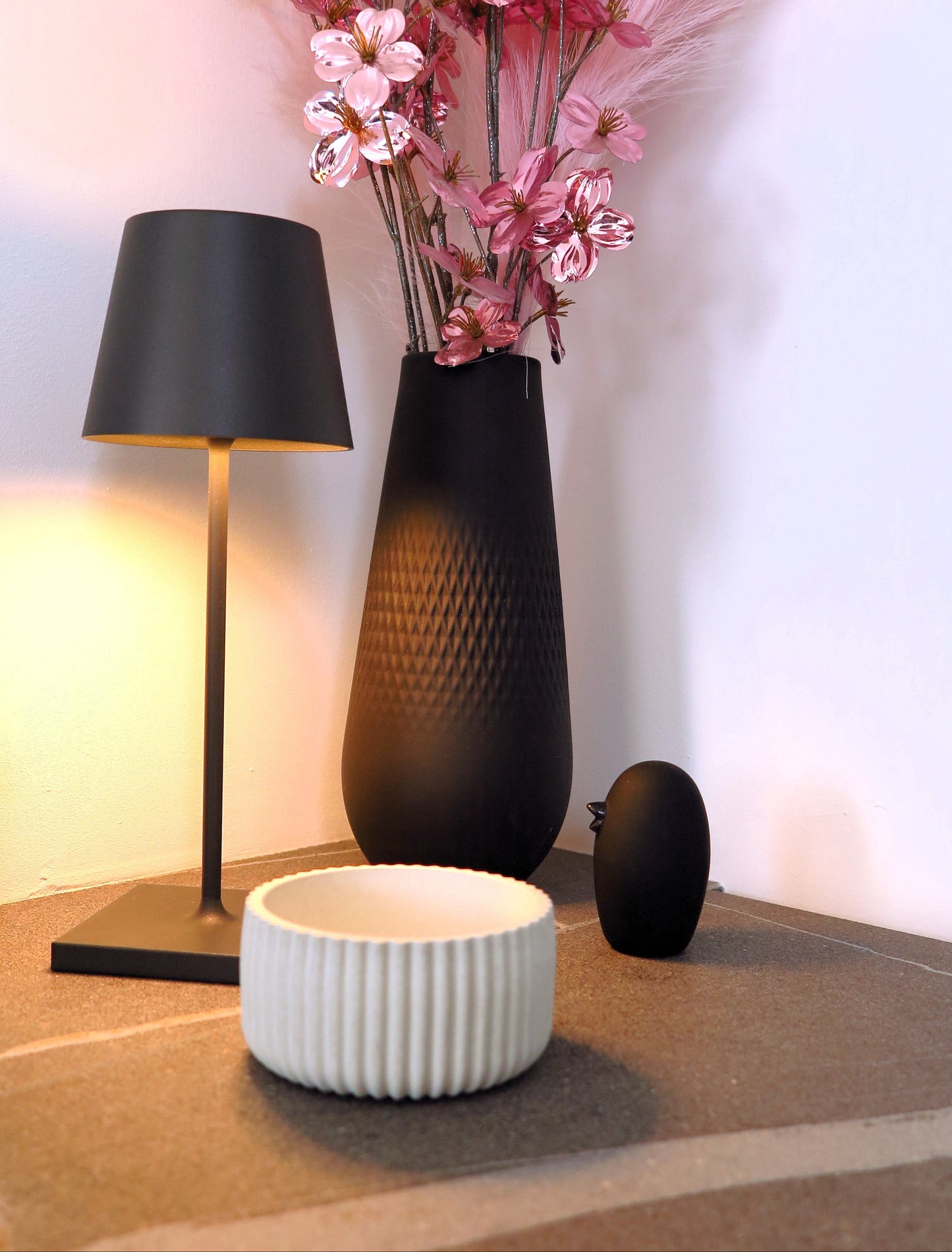 Dekorative Schale mit Rillenstruktur