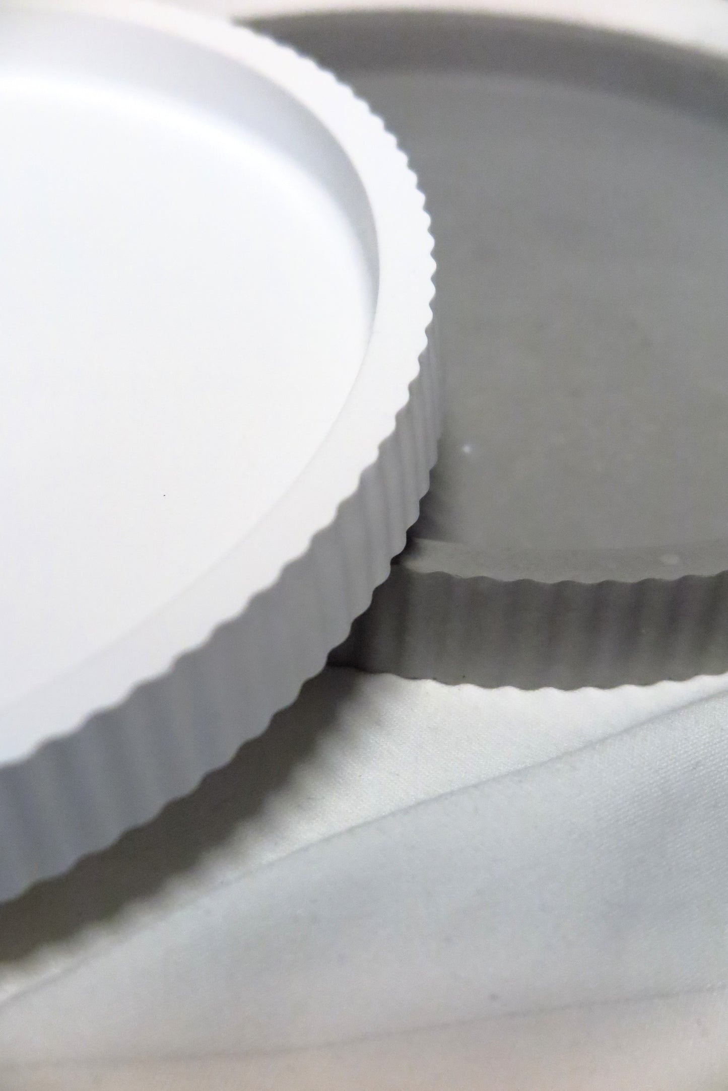 Rundes Tablett mit Rillenrand