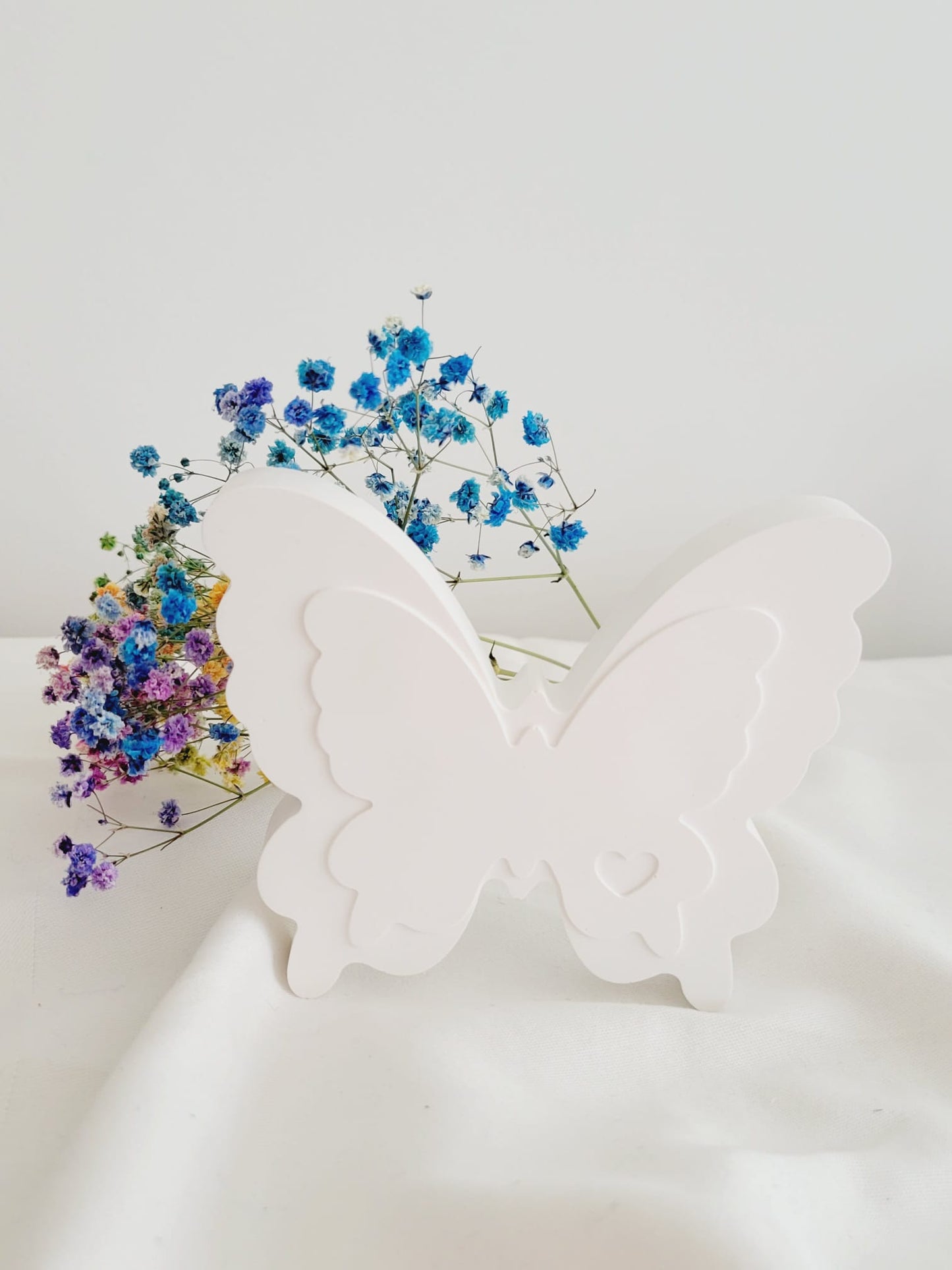 Dekorative Schmetterlingsfigur in schlichtem Weiß